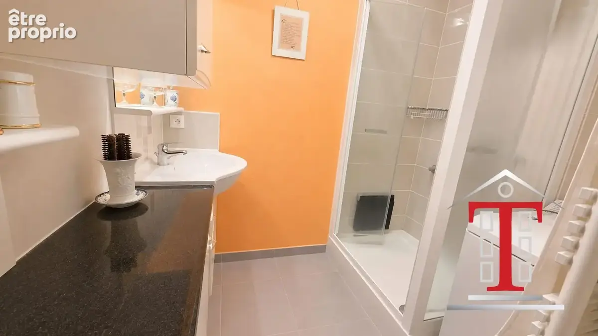 Salle de bain avec douche 
