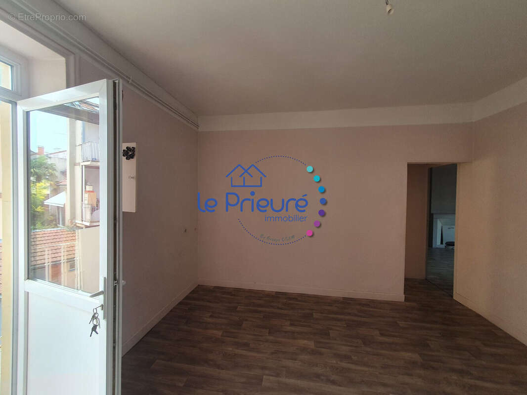 Appartement 684 m² à Roanne  - photo 9