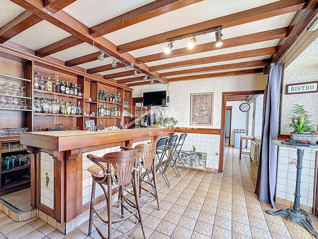 Commerce 462 m² à Saint-Sauveur-En-Rue  - photo 2