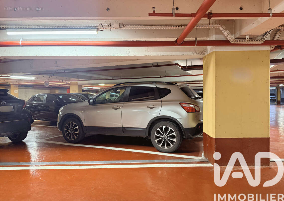 Photo 3 - Parking à PARIS-8E