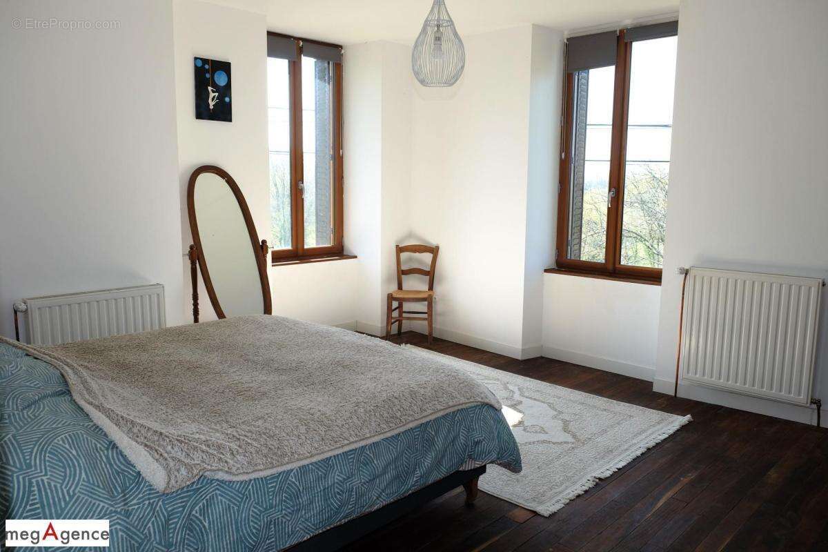 Maison à SAINT-GERMAIN-LES-VERGNES