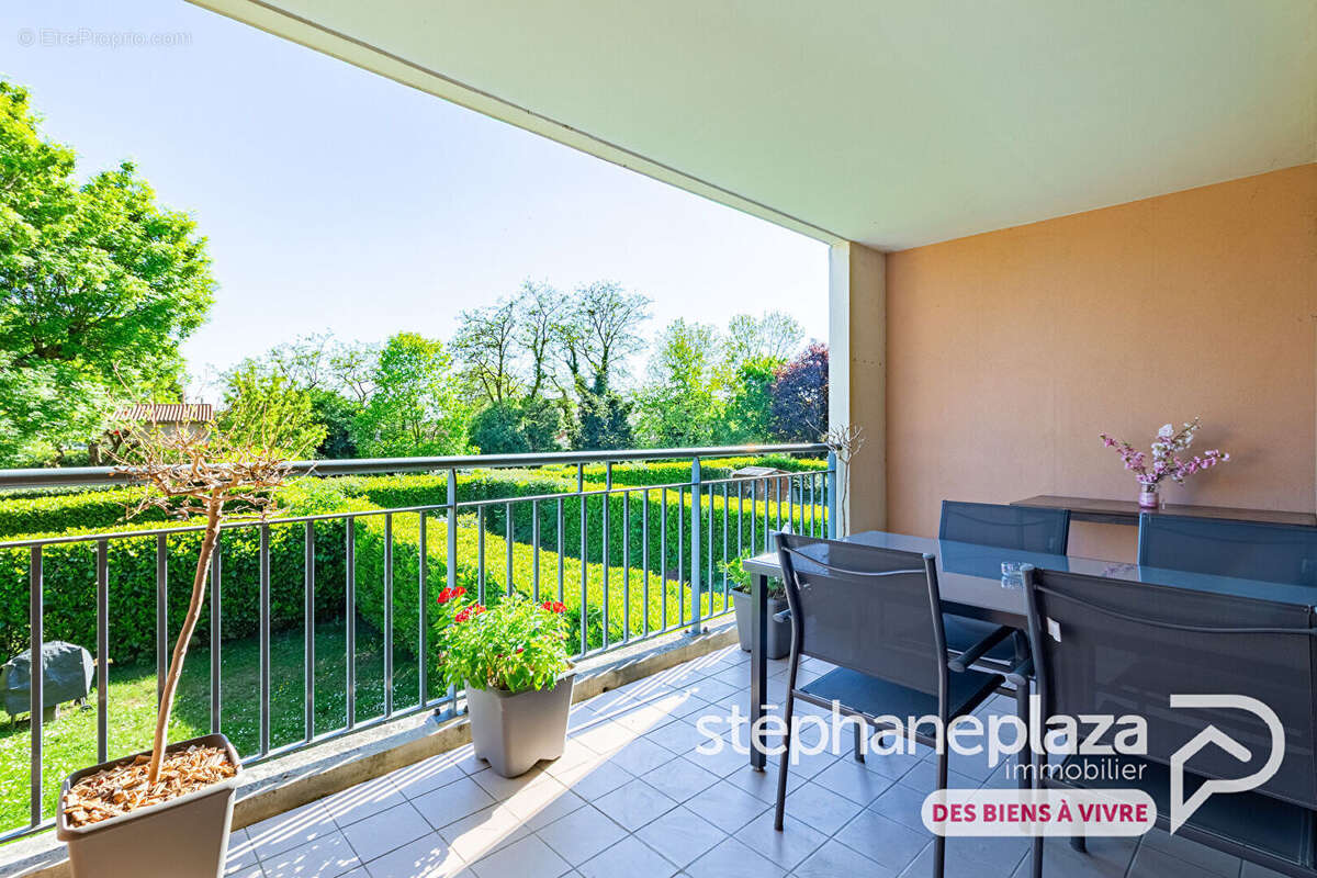 Appartement traversant de 94.5m² - 3 chambres avec 2 BALCONS et DOUBLE GARAGE de 32.5m² - AMBERIEUX-EN-DOMBES - photo 2