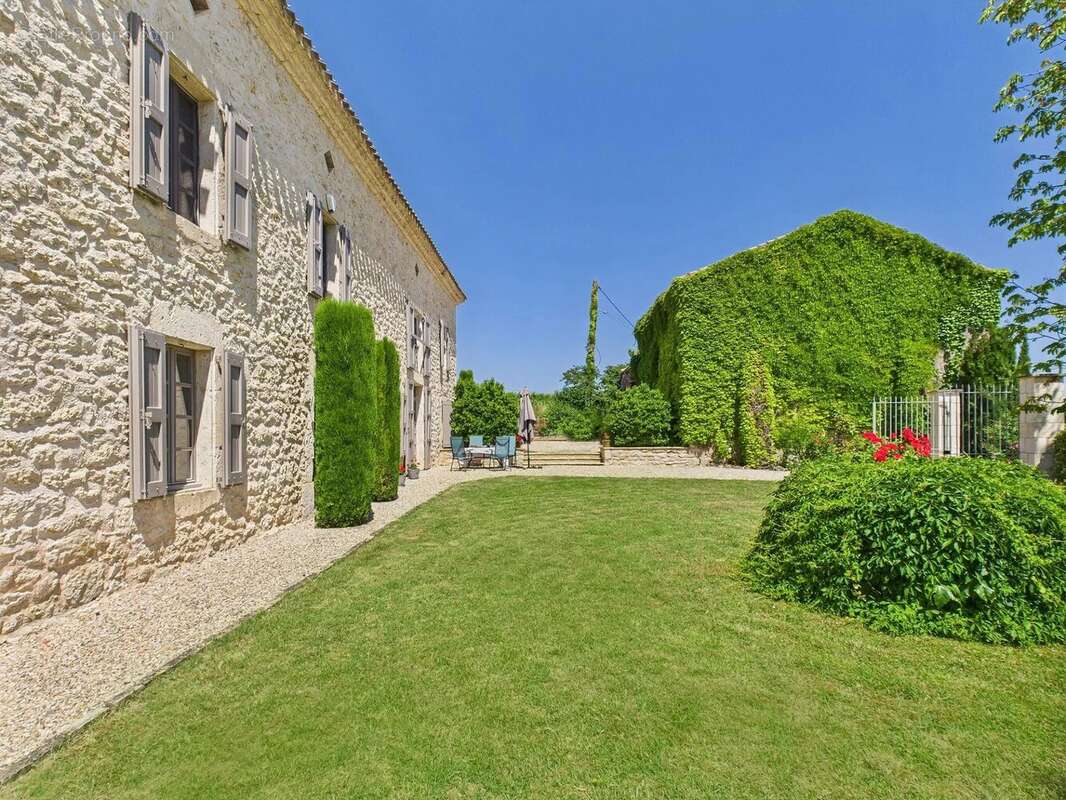 Charmante Propriété en Pierre de 5 Chambres au Cœur du Triangle d'Or - photo 23