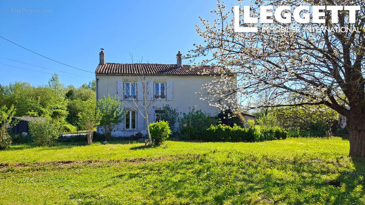 Maison familiale en pierre renovée et non mitoyenne en limite d'un village populaire avec tout commodités - photo 2