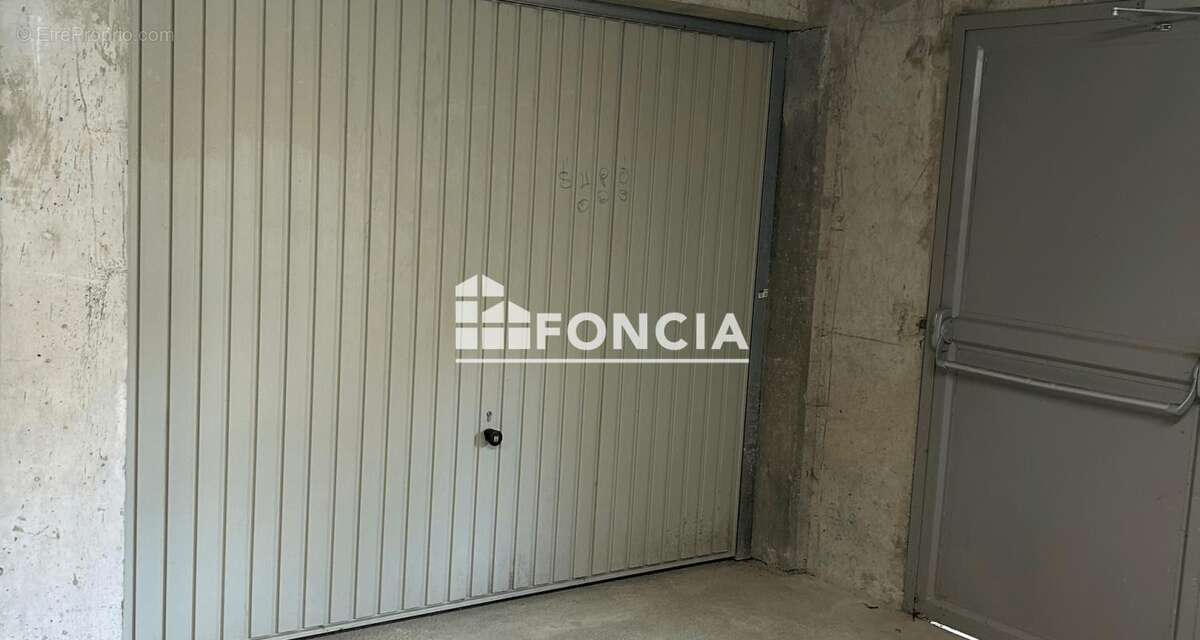 Parking à SAINT-FRANCOIS-LONGCHAMP