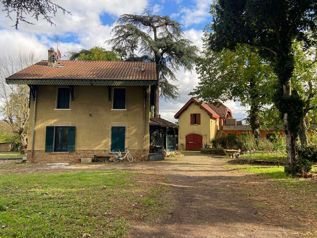 Terrain à CURIS-AU-MONT-D'OR