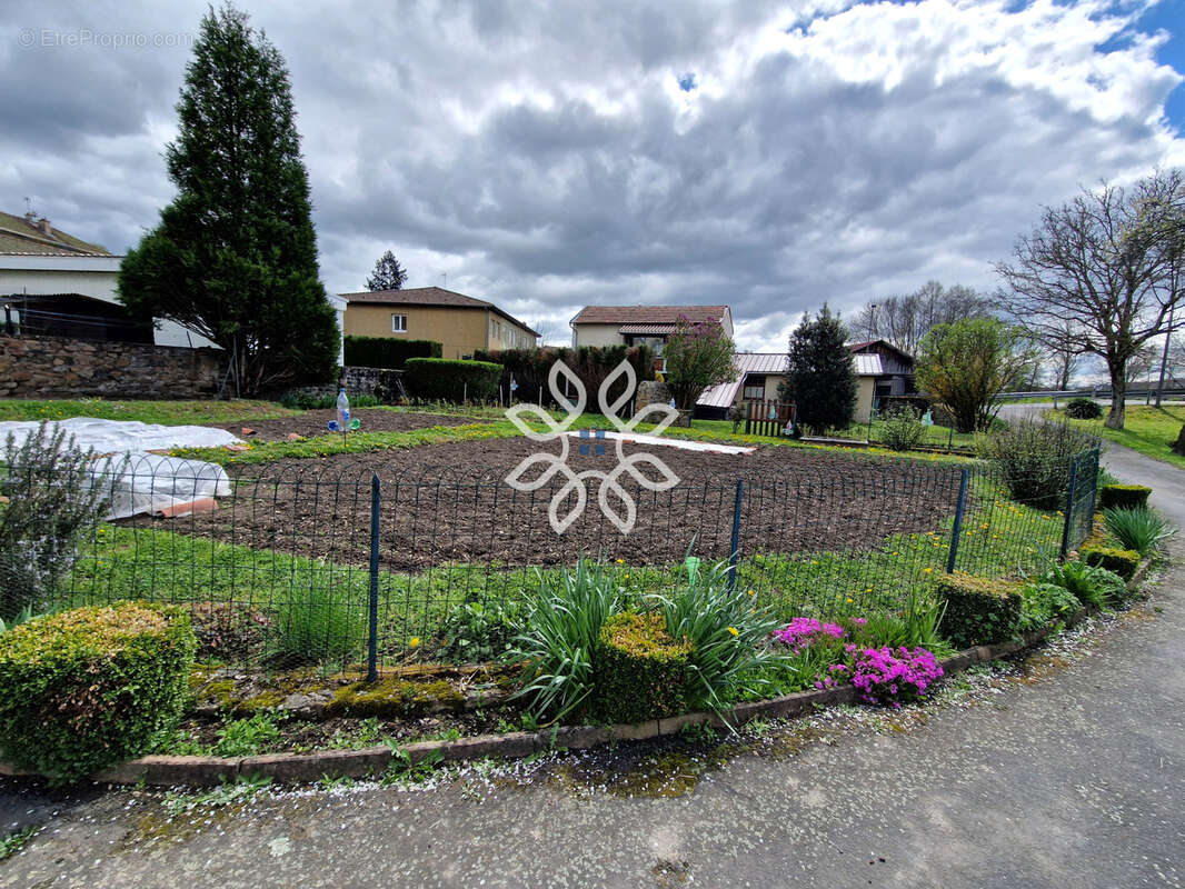 Maison familiale avec sous-sol complet et jardin - photo 26