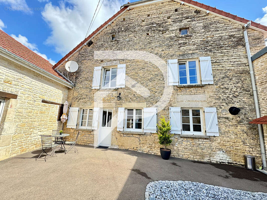 Maison à CHATEAUVILLAIN