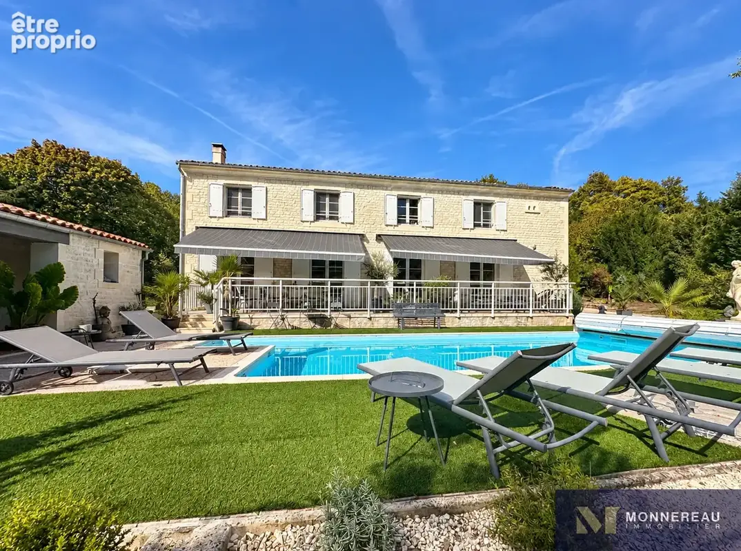 Photo Maison à Saintes au prix de 783 750€