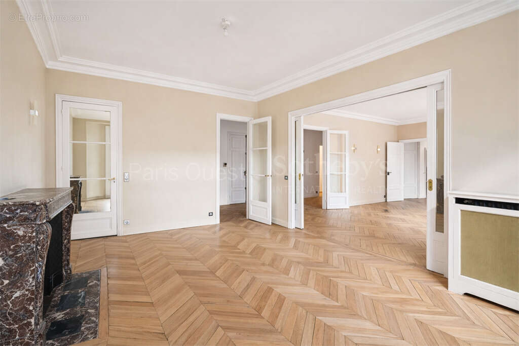Appartement à PARIS-16E
