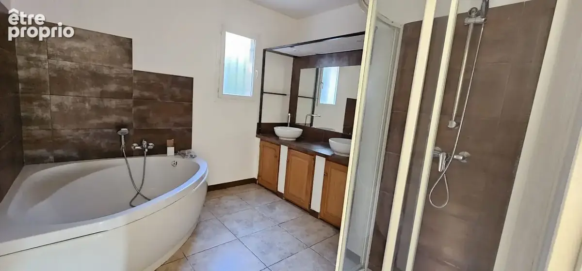 Le Luc - Maison 150 m² avec 2 espaces de vie, 4 chambres, terrasses et garage - photo 11