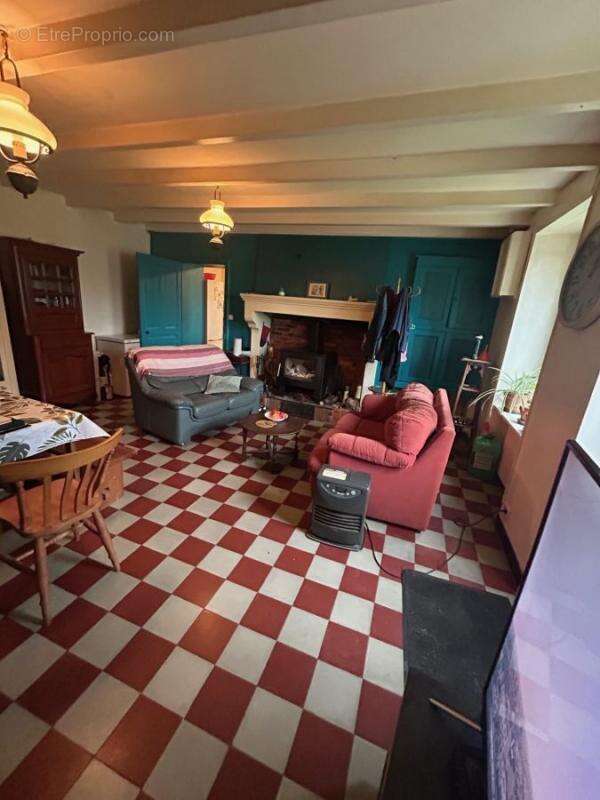 Maison à BAZOGES-EN-PAREDS