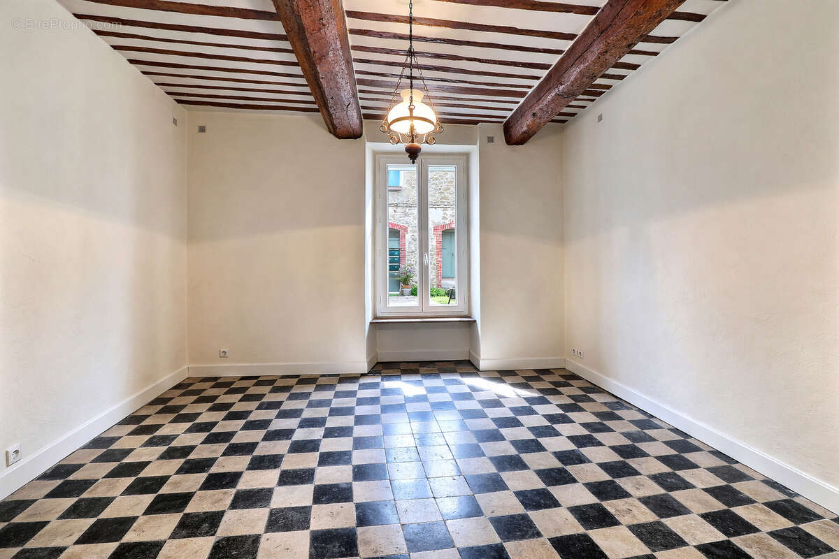 Appartement à ENTRAIGUES-SUR-LA-SORGUE