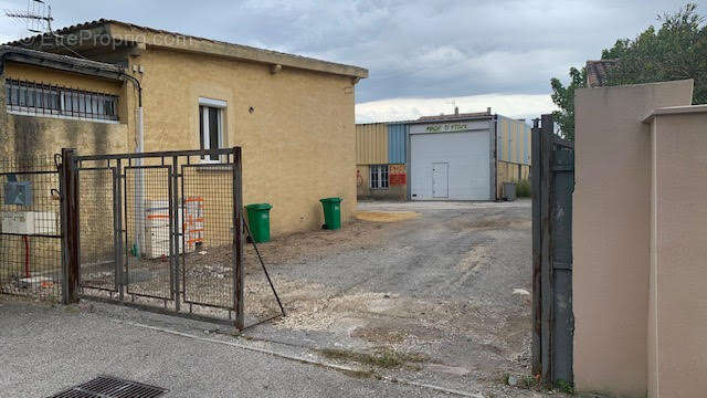 Commerce à ENTRAIGUES-SUR-LA-SORGUE
