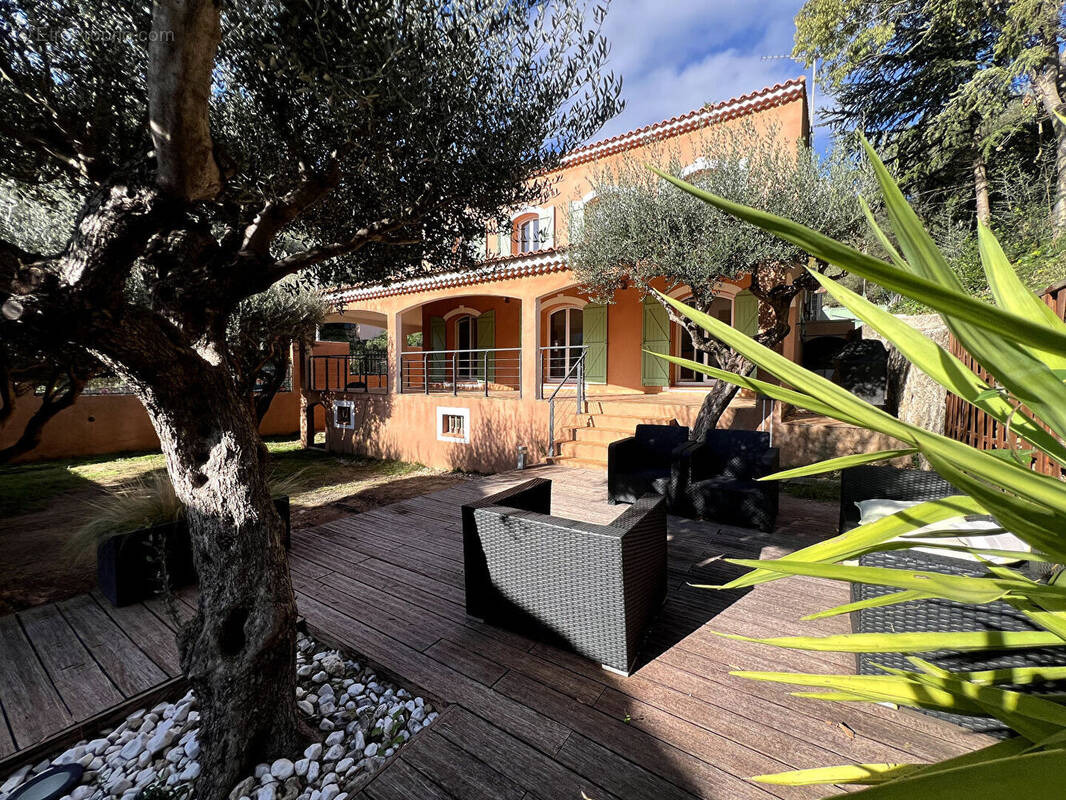 Maison à LE REVEST-LES-EAUX