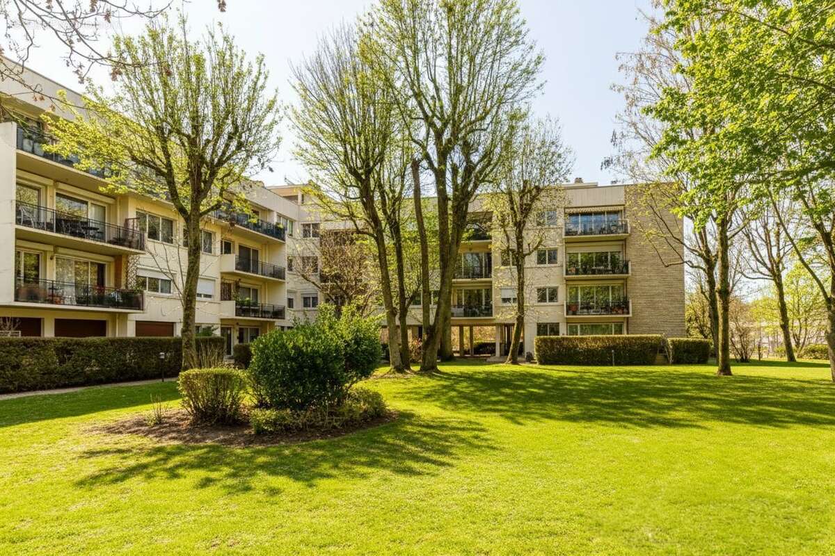 Appartement à MARNES-LA-COQUETTE