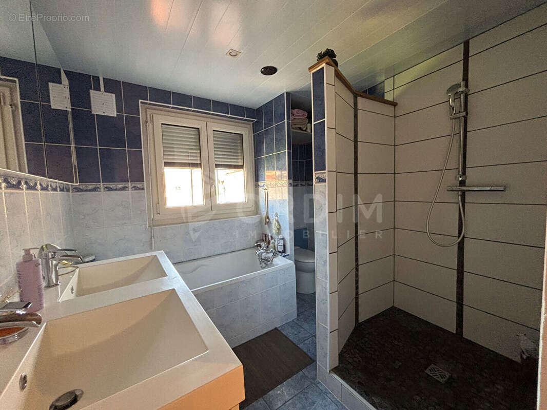 Maison à CRUZY-LE-CHATEL