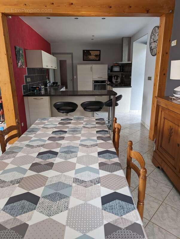 Maison à SAINT-ETIENNE-DU-GUE-DE-L&#039;ISLE