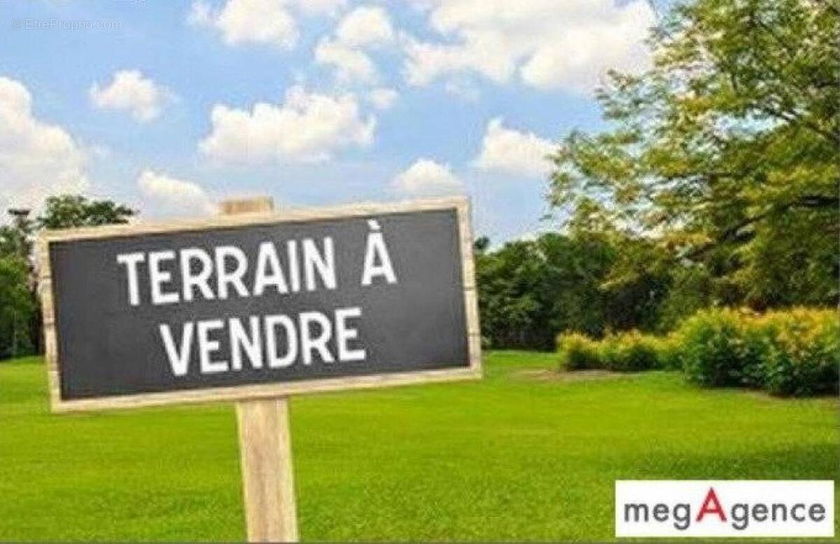 Terrain à SAINT-MACAIRE-EN-MAUGES