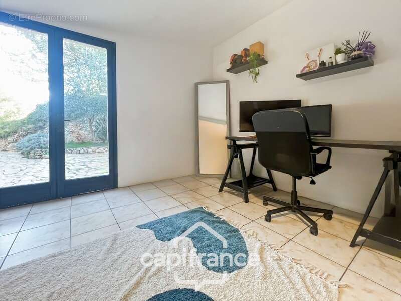 Domaine et Golf de Pont Royal, belle  propriété de 290 m2 établie sur un terrain de 2600 m2, cinq chambres, un bureau, piscine,  - photo 49