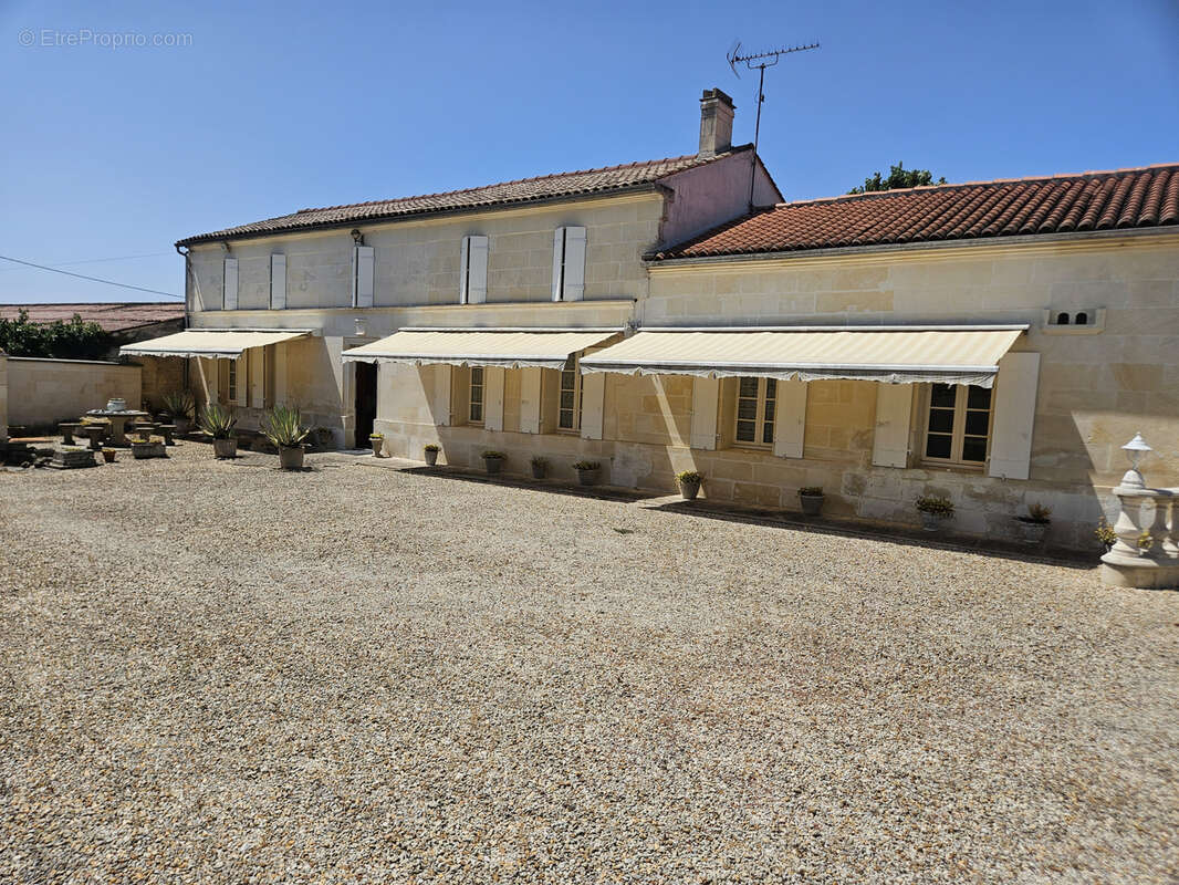 BERNEUIL   Élégante maison charentaise avec dépendances et grand garage - photo 2