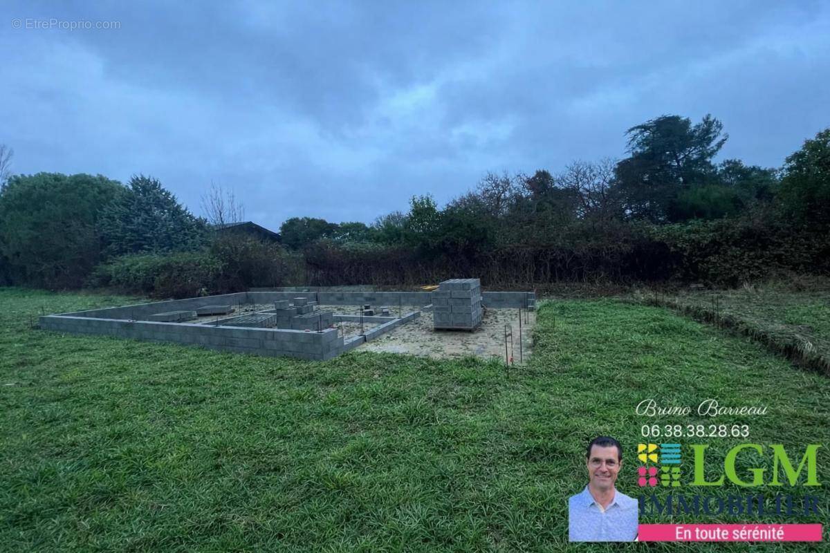 Terrain à SAINT-CHAPTES