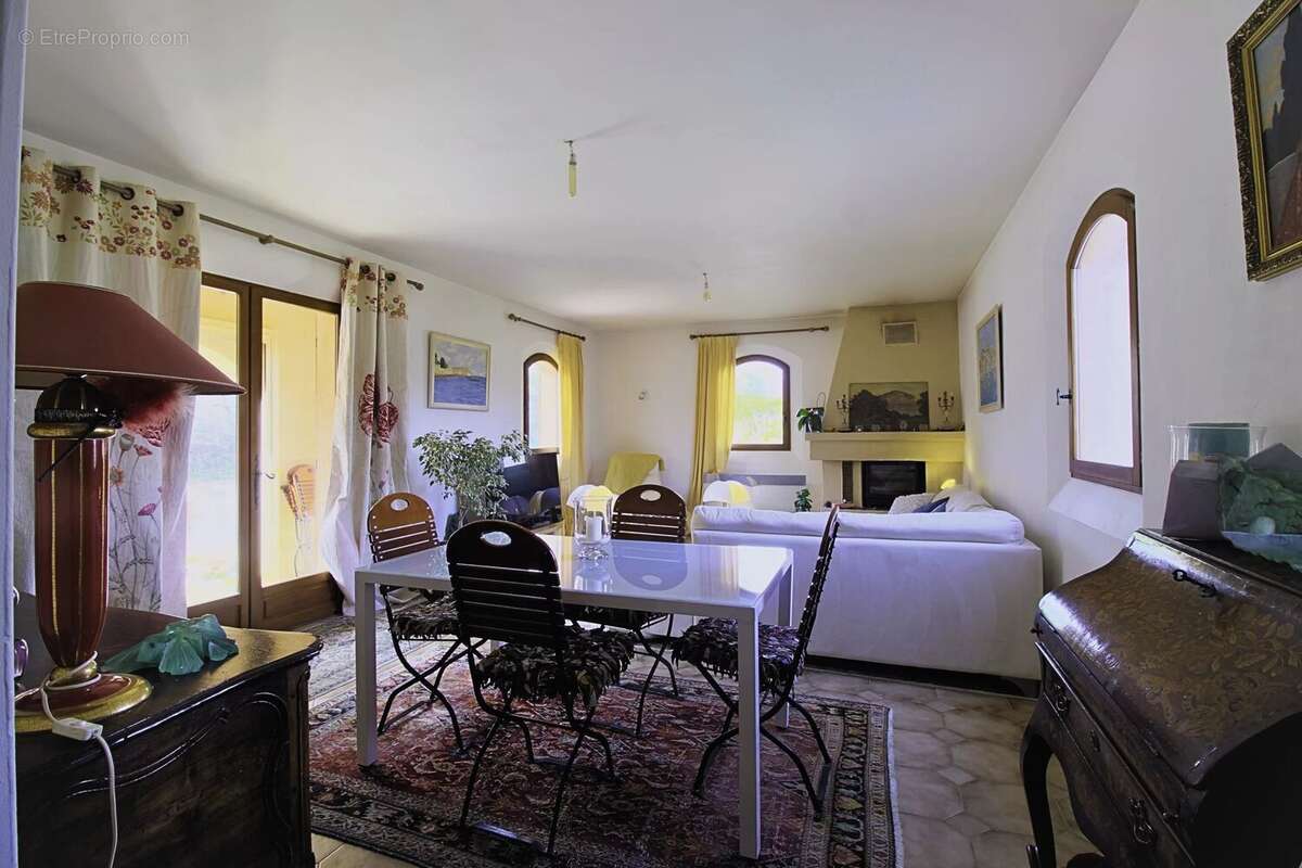 Maison à SAINT-CEZAIRE-SUR-SIAGNE