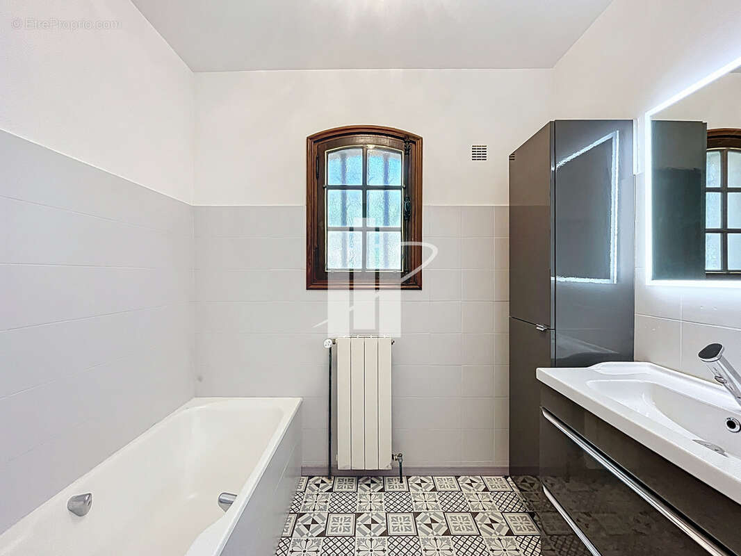 Villa provençale avec piscine, T2 indépendant et fort potentiel   Domaine sécurisé - photo 11