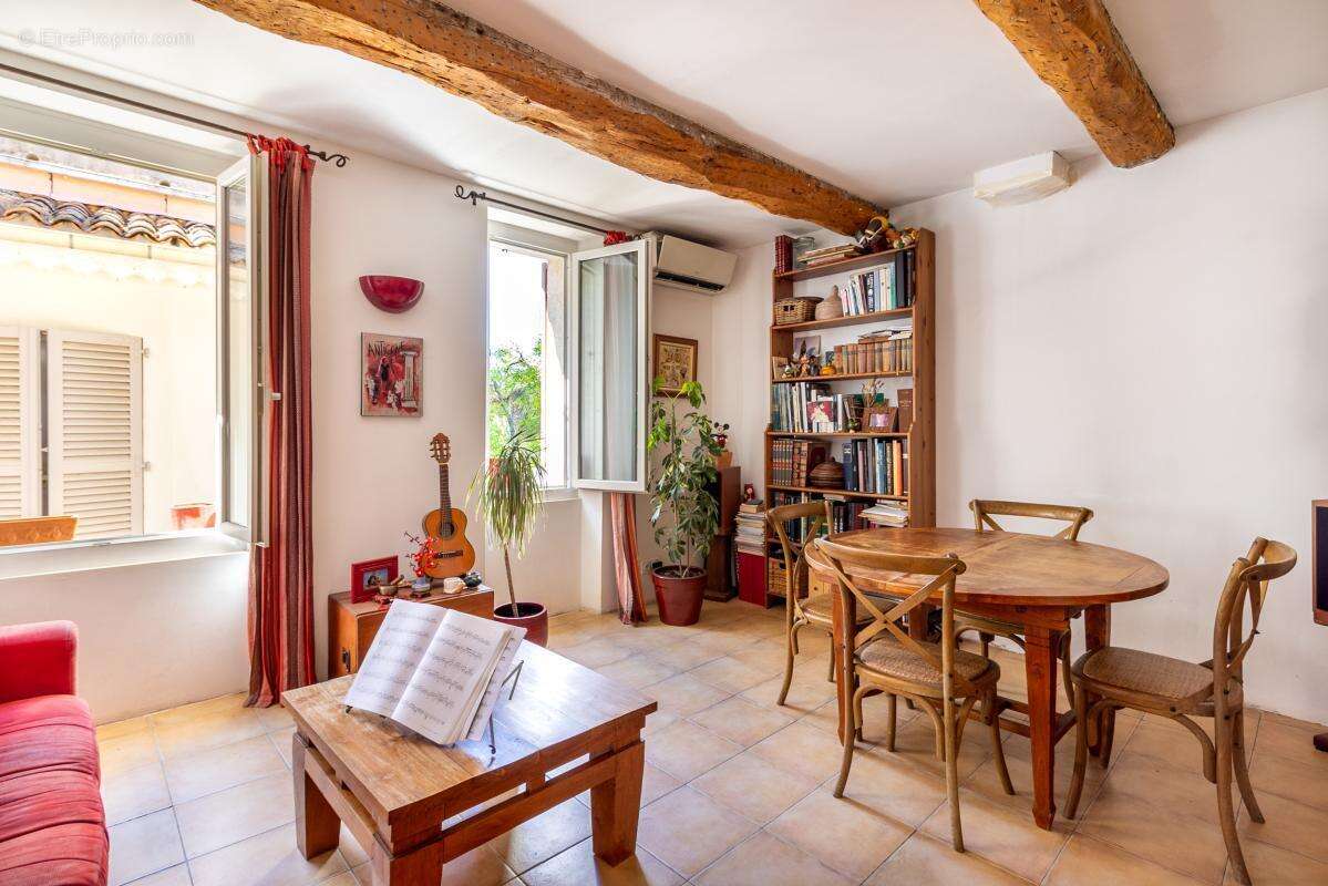 Rare à Cuges-les Pins-Maison de village de caractère de 115 M2 avec terrasse de plus de 21M2 - photo 3