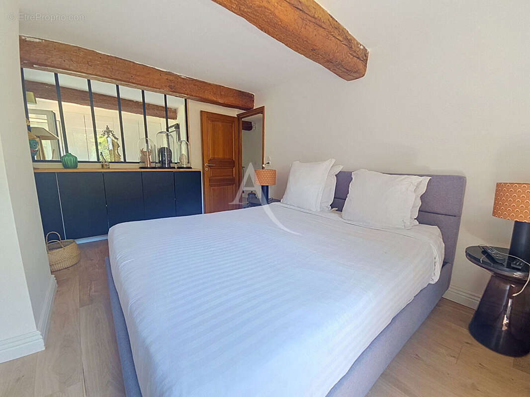 Coup  de coeur ! MAISON DE VILLAGE rénovée + terrain 2100m²  à Seillans ! - photo 13