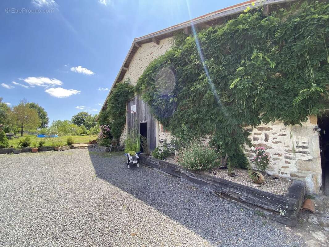 Jolie maison de campagne avec un grand jardin et de belles dépendances - photo 13