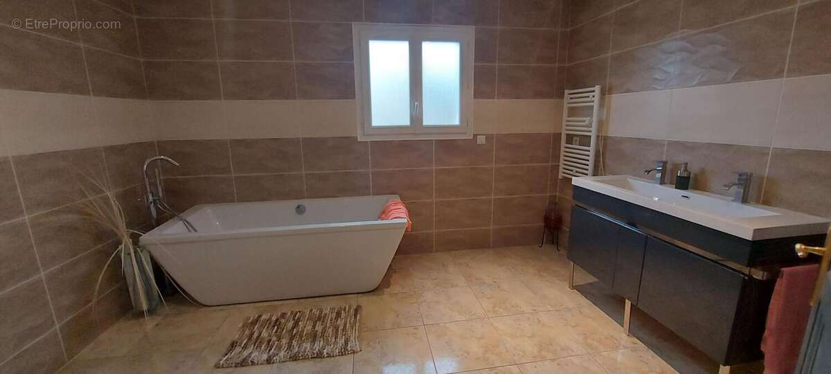 GARD. 30. GENERAC. Belle maison de 184 m2 de plain-pied sur terrain arboré de 1264 m² avec piscine - photo 10