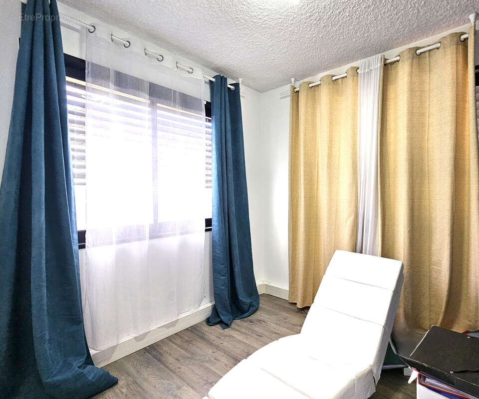 Commerce à FERNEY-VOLTAIRE