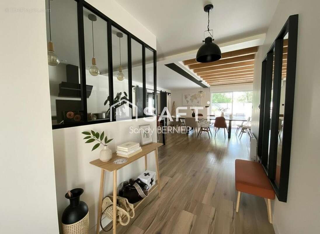 Maison 212 m² à Migne-Auxances  - photo 3