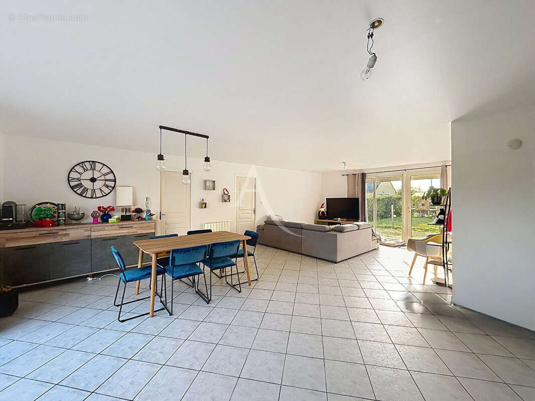 Maison à SAINT-QUENTIN-LES-ANGES