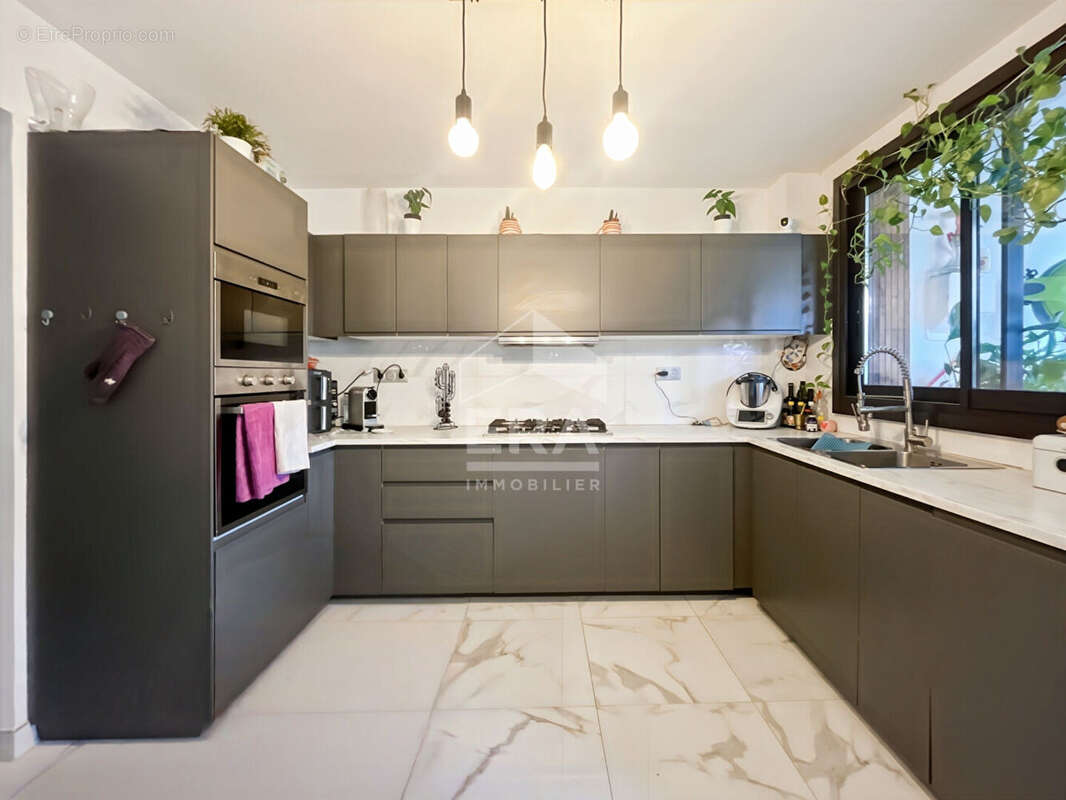 Appartement à MARSEILLE-4E