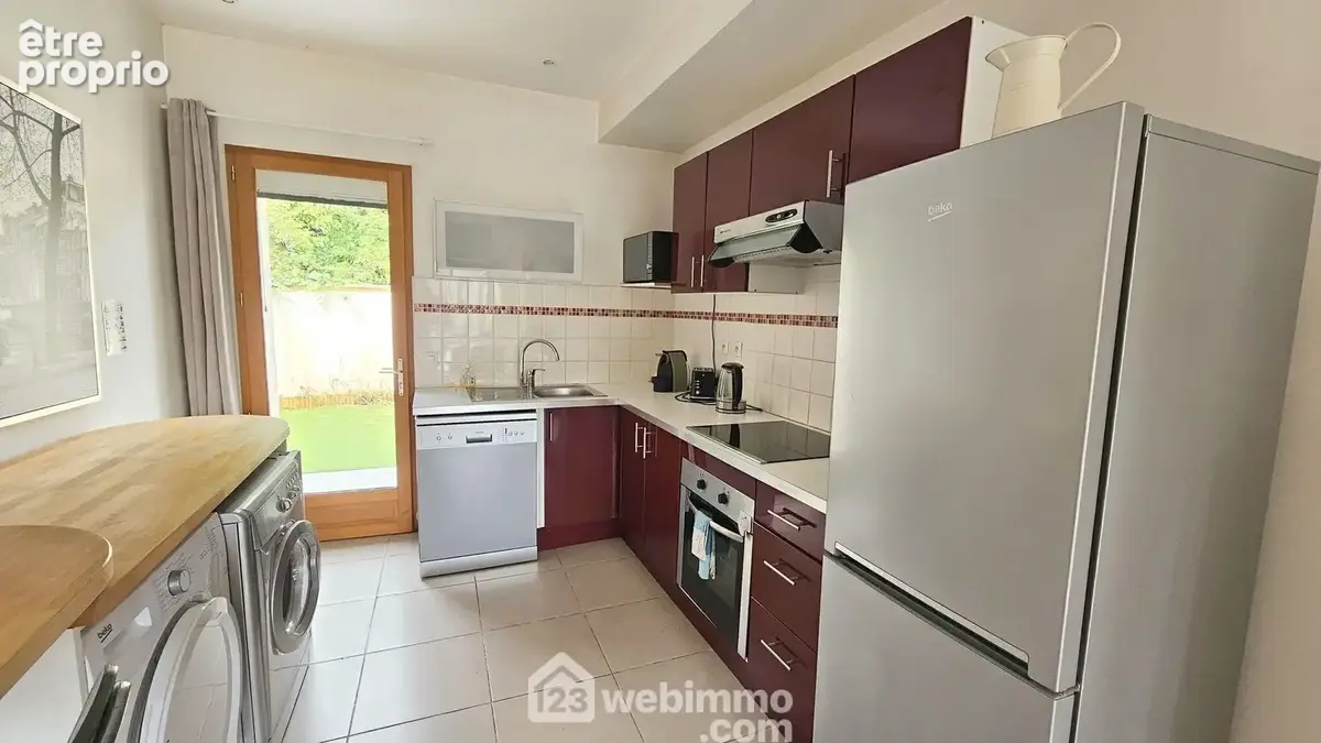 Une cuisine avec un accès sur une seconde terrasse de 32 m².