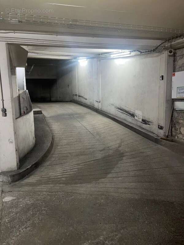 Parking à PARIS-17E