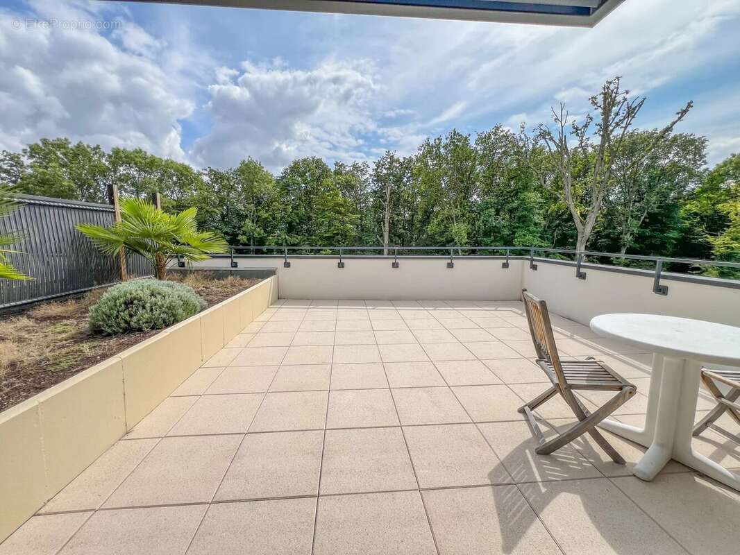 Appartement à LE MESNIL-SAINT-DENIS