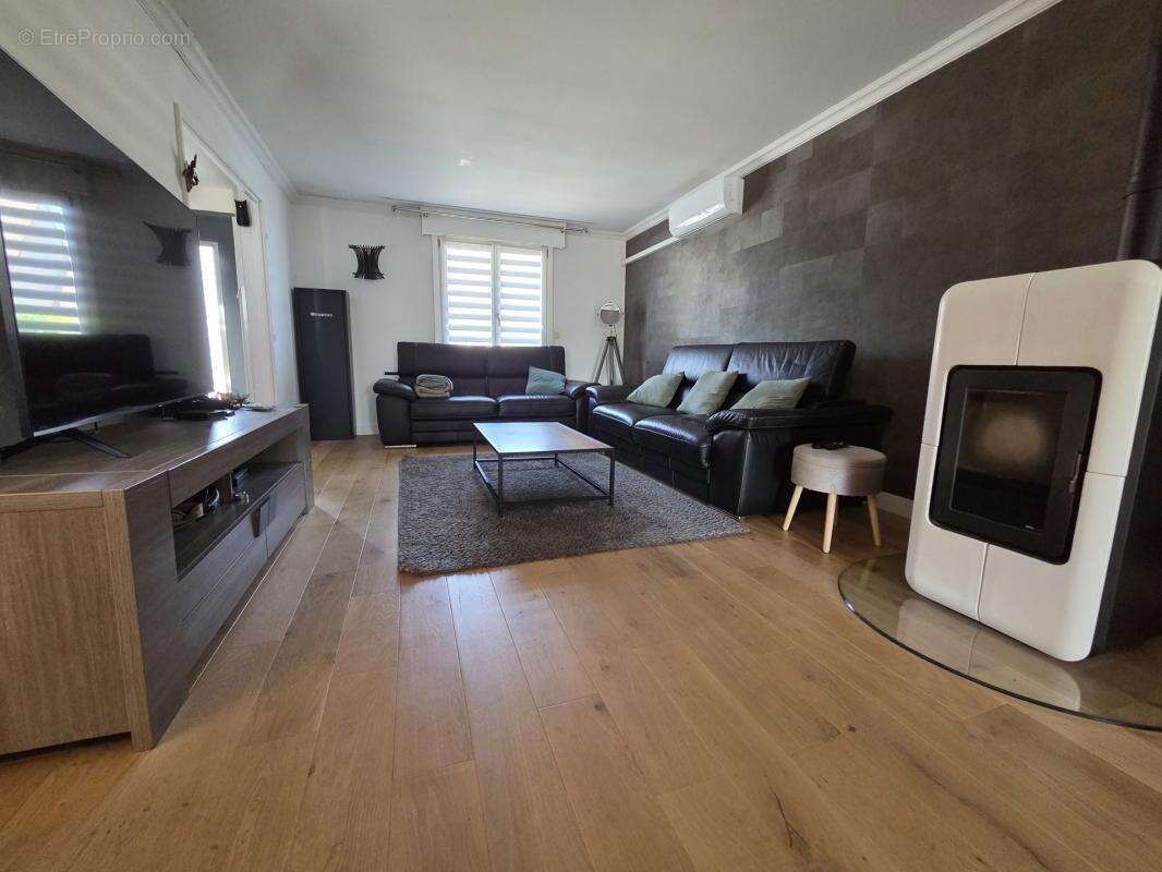 Superbe maison renovee offrant 132m² sur 495m² ac piscine !! - photo 4