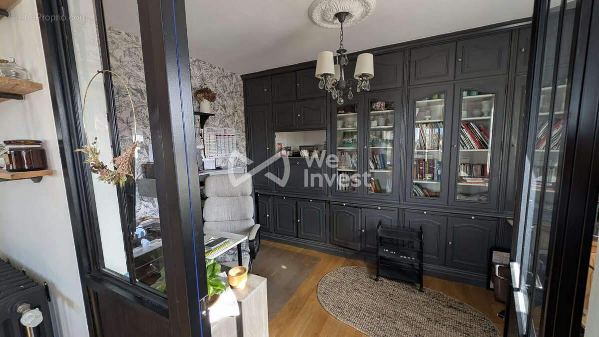 Salon / bibliothèque - Appartement à LE MANS