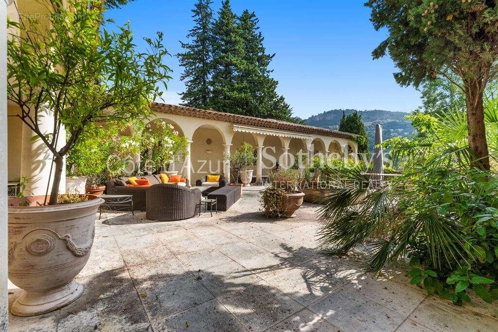 Villa florentine de plain-pied avec maison d’invités et piscine à Grasse Saint-François - photo 4