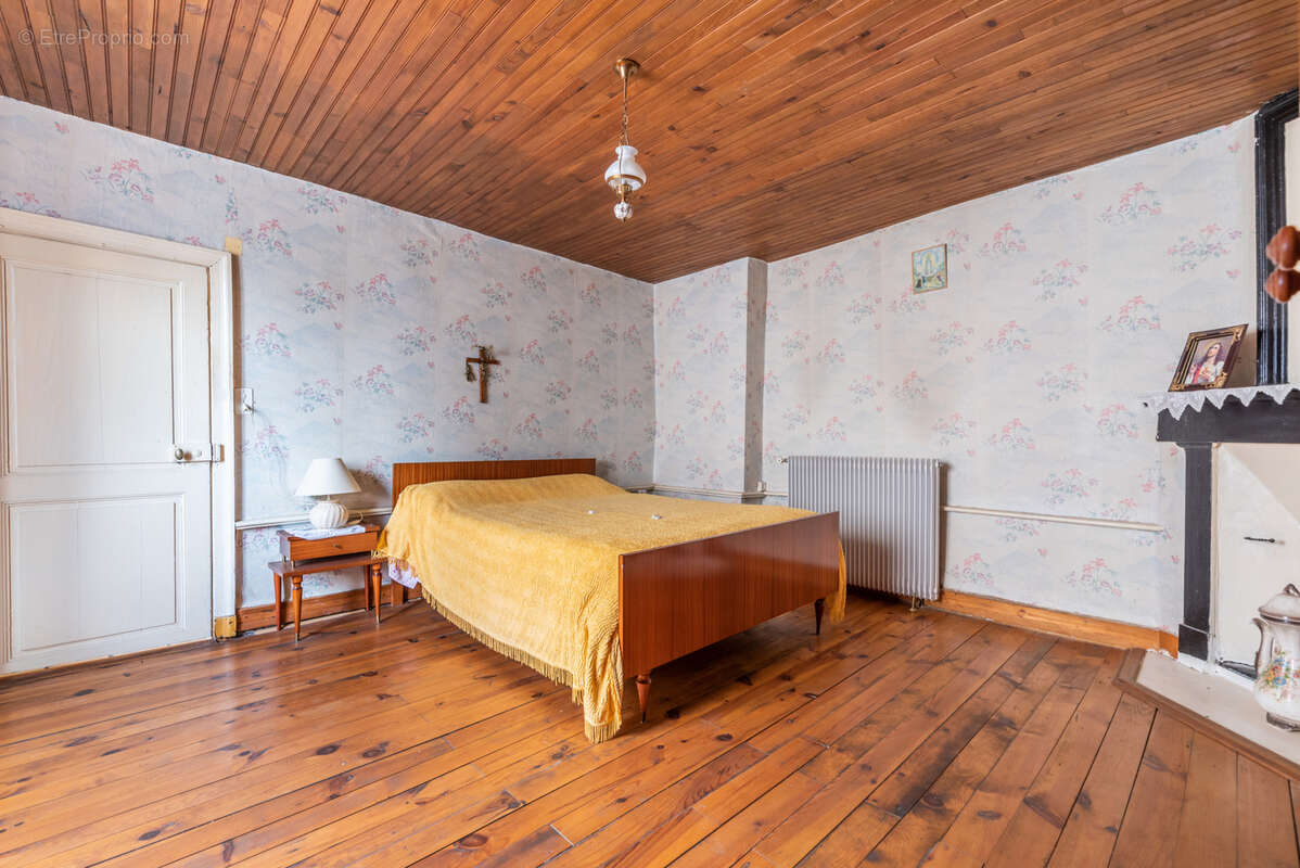 Maison à VIC-LE-COMTE