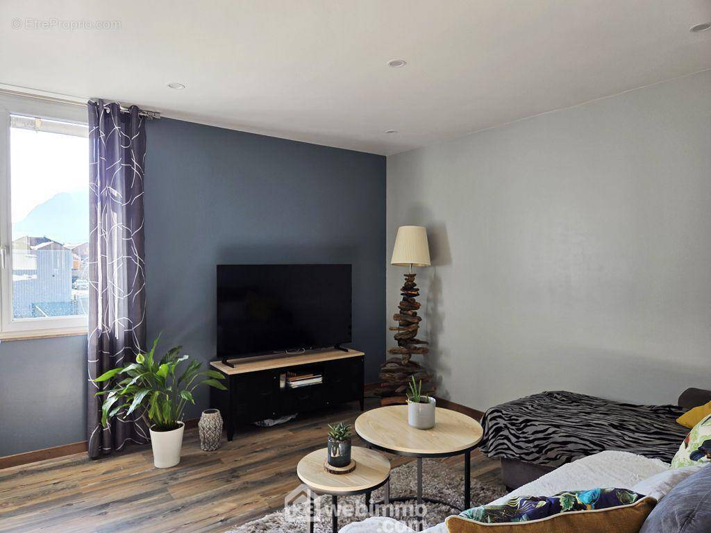 A Albertville, Maison mitoyenne T3 de 75m² entièrement rénovée au premier et dernier étage d'une maison. - Maison à ALBERTVILLE