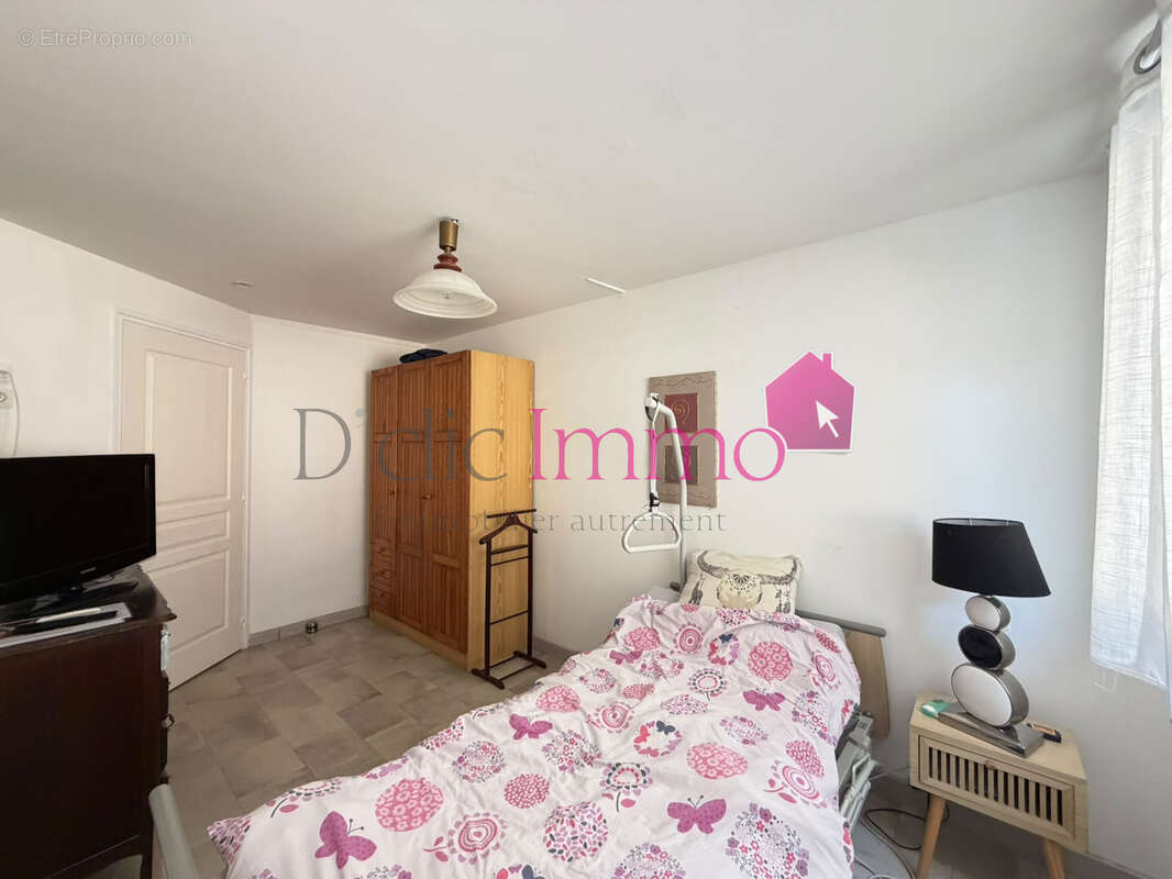 GIVRAND - Maison de 278m2 comprenant trois appartements - terrain clos de 2156 m2 - photo 14