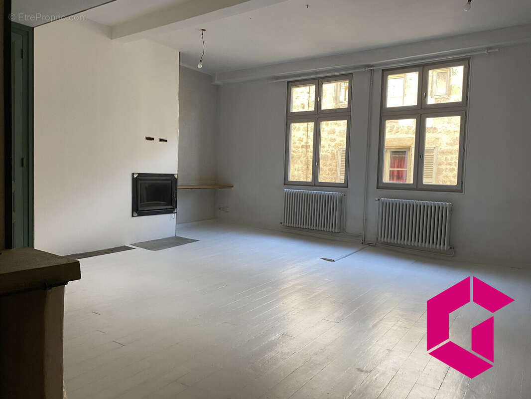 Appartement à SAINT-BONNET-LE-CHATEAU