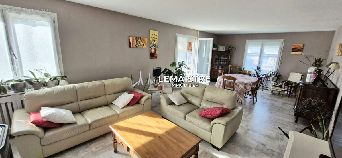 Maison à vendre - Yvetot - Quartier du Fay - 160 m² - 5 chambres - Sous-sol complet - Terrain 1535 m² - photo 2