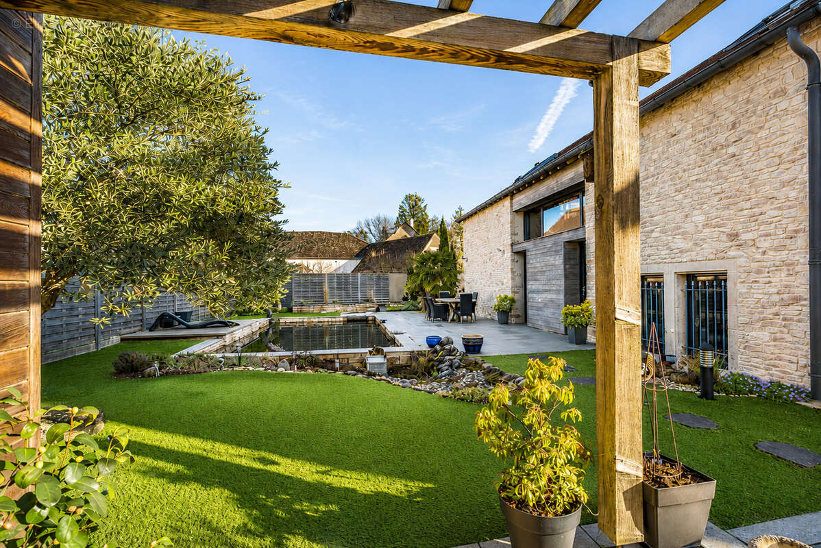 Maison de caractère en pierre - Volumes exceptionnels et art de vivre - Double garage - Bassin naturel - photo 14