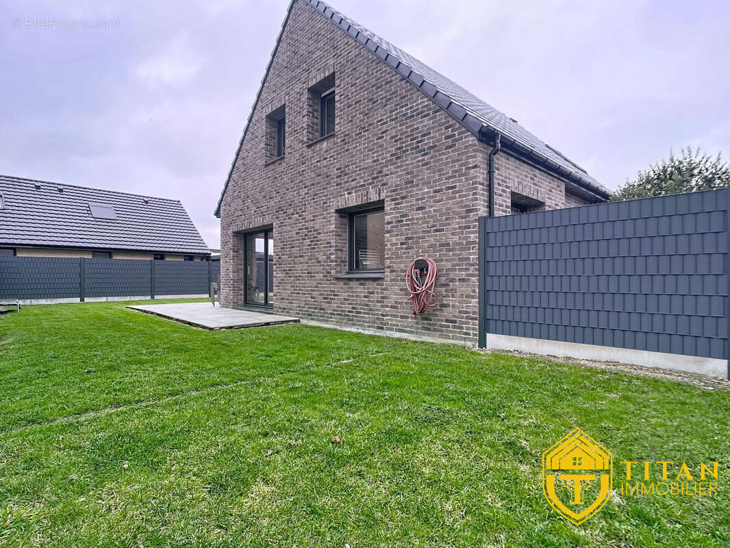 Maison individuelle 3 chambres, jardin, garage. Titan immobilier - Maison à CRAYWICK