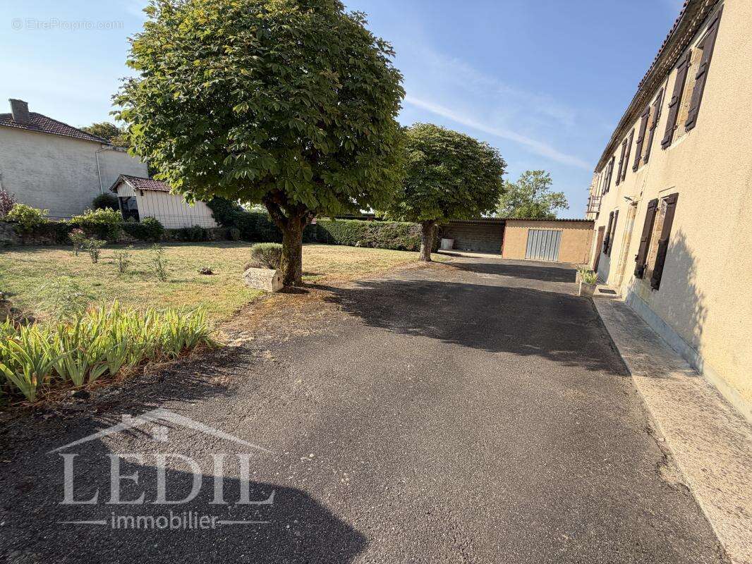 Maison de village avec dépendances et jardin - photo 2